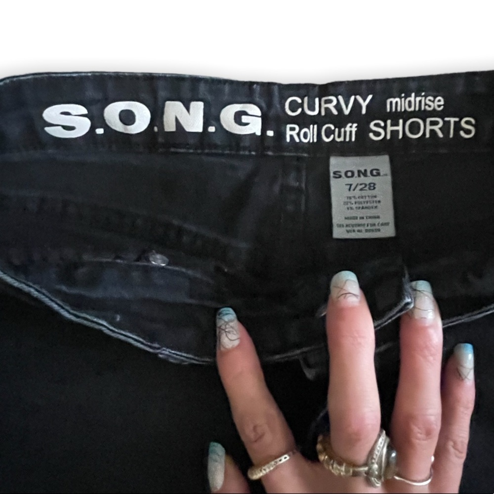 S.O.N.G. Woman’s Black Curvy Mid Rise Roll Cuff Denim Jean Shorts Size 7/28 - Picture 4 of 10